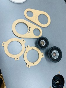 JEEP WRANGLER ジープ　ラングラー　スピーカー交換　カーオーディオ　ツイーター　ウーハー　サウンドバー　KICKER Audible Physics HOT WIRED RAM2 RAM3 周波数特性　エンクロージャー　音質　リアスピーカー　天井　ルーフ　アルパイン