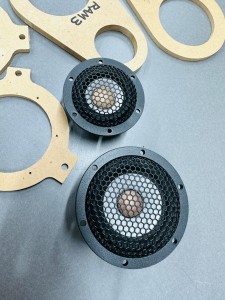 JEEP WRANGLER ジープ　ラングラー　スピーカー交換　カーオーディオ　ツイーター　ウーハー　サウンドバー　KICKER Audible Physics HOT WIRED RAM2 RAM3 周波数特性　エンクロージャー　音質　リアスピーカー　天井　ルーフ　アルパイン