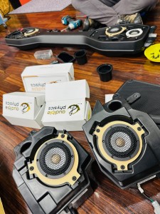 JL WRANGLER JEEP ジープ　ラングラー　スピーカー交換　ツイーター　フルレンジ　ワイドレンジ　ミッドレンジ　ミッドベース　4インチ　3インチ　2インチ　Audible Physics RAM2 RAM3 エンクロージャー　KICKER 音質 カーオーディオ 純正 CarPlay サウンドバー　ダッシュ　ダッシュ上　ツイドラー　ダッシュ下　ルーフ　リアスピーカー　ボックス　エンクロージャー　HOT WIRED 名古屋　ホットワイヤード　オーディブル