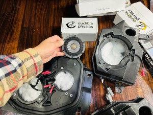 JL WRANGLER JEEP ジープ　ラングラー　スピーカー交換　ツイーター　フルレンジ　ワイドレンジ　ミッドレンジ　ミッドベース　4インチ　3インチ　2インチ　Audible Physics RAM2 RAM3 エンクロージャー　KICKER 音質 カーオーディオ 純正 CarPlay サウンドバー　ダッシュ　ダッシュ上　ツイドラー　ダッシュ下　ルーフ　リアスピーカー　ボックス　エンクロージャー　HOT WIRED 名古屋　ホットワイヤード　オーディブル