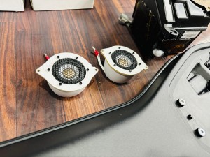 Jeep Wrangler JL KL ジープ　ラングラー　スピーカー交換　カーオーディオ　スピーカー　ツイーター　ミッドレンジ　ミッドベース　ダッシュボード　スピーカーボックス　エンクロージャー　CarPlay KICKER AUDISON BLAM サブウーハー  Audible Physics オーディブル　HOT WIRED 名古屋　音質志向　音質向上　音質改善　RAM2 RAM3 背圧　デッドニング