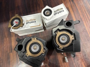 JL WRANGLER JEEP ジープ　ラングラー　スピーカー交換　ツイーター　フルレンジ　ワイドレンジ　ミッドレンジ　ミッドベース　4インチ　3インチ　2インチ　Audible Physics RAM2 RAM3 エンクロージャー　KICKER 音質 カーオーディオ 純正 CarPlay サウンドバー　ダッシュ　ダッシュ上　ツイドラー　ダッシュ下　ルーフ　リアスピーカー　ボックス　エンクロージャー　HOT WIRED 名古屋　ホットワイヤード　オーディブル