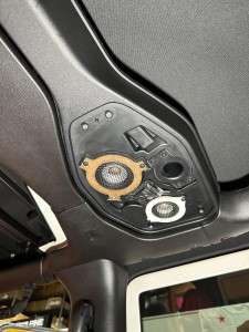 JEEP WRANGLER ジープ　ラングラー　スピーカー交換　カーオーディオ　ツイーター　ウーハー　サウンドバー　KICKER Audible Physics HOT WIRED RAM2 RAM3 周波数特性　エンクロージャー　音質　リアスピーカー　天井　ルーフ　アルパイン
