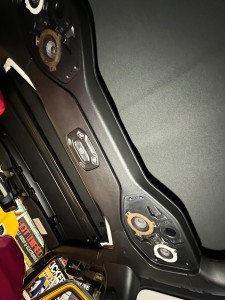 JEEP WRANGLER ジープ　ラングラー　スピーカー交換　カーオーディオ　ツイーター　ウーハー　サウンドバー　KICKER Audible Physics HOT WIRED RAM2 RAM3 周波数特性　エンクロージャー　音質　リアスピーカー　天井　ルーフ　アルパイン