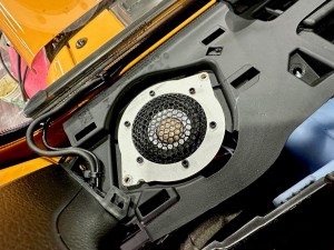 Jeep Wrangler JL KL ジープ　ラングラー　スピーカー交換　カーオーディオ　スピーカー　ツイーター　ミッドレンジ　ミッドベース　ダッシュボード　スピーカーボックス　エンクロージャー　CarPlay KICKER AUDISON BLAM サブウーハー  Audible Physics オーディブル　HOT WIRED 名古屋　音質志向　音質向上　音質改善　RAM2 RAM3 背圧　デッドニング