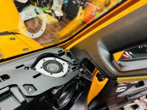 Jeep Wrangler JL KL ジープ　ラングラー　スピーカー交換　カーオーディオ　スピーカー　ツイーター　ミッドレンジ　ミッドベース　ダッシュボード　スピーカーボックス　エンクロージャー　CarPlay KICKER AUDISON BLAM サブウーハー  Audible Physics オーディブル　HOT WIRED 名古屋　音質志向　音質向上　音質改善　RAM2 RAM3 背圧　デッドニング