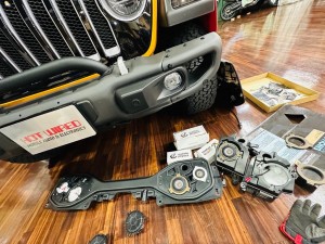 Jeep Wrangler JL KL ジープ　ラングラー　スピーカー交換　カーオーディオ　スピーカー　ツイーター　ミッドレンジ　ミッドベース　ダッシュボード　スピーカーボックス　エンクロージャー　CarPlay KICKER AUDISON BLAM サブウーハー  Audible Physics オーディブル　HOT WIRED 名古屋　音質志向　音質向上　音質改善　RAM2 RAM3