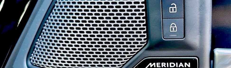 ランドローバー　純正メリディアン　MERIDIAN ROVER DEFENDER ディフェンダー　ディスカバリー　スピーカー交換　音質　改善　音質向上　音質志向　ツイーター　サブウーハー スコーカー　ミッドレンジ　ドアスピーカー　デッドニング　３インチ　２インチ　BLAM KICKER Audible Physics RAM2 RAM3 HOT WIRED ホットワイヤード　名古屋　レンジローバー　フリーランダー　イヴォーグ　RANAGE ROVER 純正ナビ　カーオーディオ　CarPlay ワイドレンジ　フルレンジ