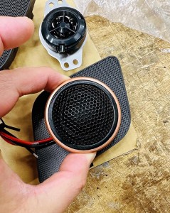 デリカ　D5 スピーカー交換　ツイーター交換　オーディオ　カーオーディオ　デッドニング　ドアスピーカー　音質　静寂性　快適性　ツイーター埋込　埋込加工　フラッシュマウント　Mercury Car Audio CE-165 ROCKFORD