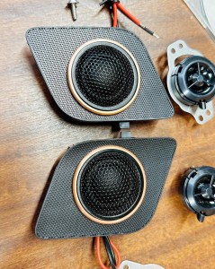 デリカ　D5 スピーカー交換　ツイーター交換　オーディオ　カーオーディオ　デッドニング　ドアスピーカー　音質　静寂性　快適性　ツイーター埋込　埋込加工　フラッシュマウント