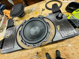 ジープ  ラングラー　Jeep Wrangler JL JK TJ YJ オーディオ　カーオーディオ　サブウーハー  ウーハー　スピーカー交換　ウーハー交換　ツイーター　防水　楕円ウーハー　エンクロージャー　デッドニング　低音　音質　アンプ　バッフル　重低音　ホットワイヤード　HOT WIRED カーオーディオ専門店　ALPINE ROCKFORD アルパイン　純正ナビ　ジープ 純正　ALL WEATHER バッフル　インナーバッフル