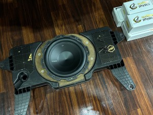 ジープ  ラングラー　Jeep Wrangler JL JK TJ YJ オーディオ　カーオーディオ　サブウーハー  ウーハー　スピーカー交換　ウーハー交換　ツイーター　防水　楕円ウーハー　エンクロージャー　デッドニング　低音　音質　アンプ　バッフル　重低音　ホットワイヤード　HOT WIRED カーオーディオ専門店　ALPINE ROCKFORD アルパイン　純正ナビ　ジープ 純正　ALL WEATHER バッフル　インナーバッフル
