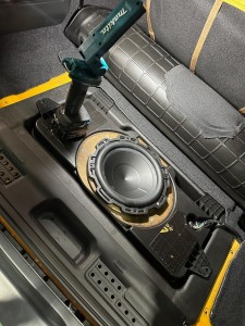 ジープ  ラングラー　Jeep Wrangler JL JK TJ YJ オーディオ　カーオーディオ　サブウーハー  ウーハー　スピーカー交換　ウーハー交換　ツイーター　防水　楕円ウーハー　エンクロージャー　デッドニング　低音　音質　アンプ　バッフル　重低音　ホットワイヤード　HOT WIRED カーオーディオ専門店　ALPINE ROCKFORD アルパイン　純正ナビ　ジープ 純正　ALL WEATHER バッフル　インナーバッフル