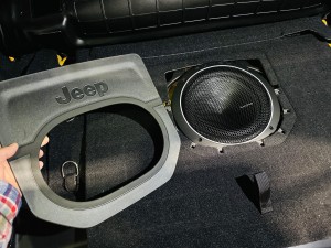 ジープ  ラングラー　Jeep Wrangler JL JK TJ YJ オーディオ　カーオーディオ　サブウーハー  ウーハー　スピーカー交換　ウーハー交換　ツイーター　防水　楕円ウーハー　エンクロージャー　デッドニング　低音　音質　アンプ　バッフル　重低音　ホットワイヤード　HOT WIRED カーオーディオ専門店　ALPINE ROCKFORD アルパイン　純正ナビ　ジープ 純正　ALL WEATHER バッフル　インナーバッフル