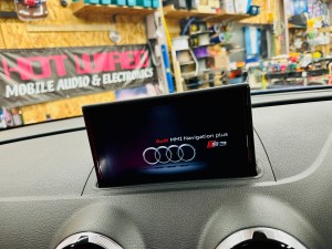 アウディ AUDI 純正ナビ　MMI 後付け　CarPlay カープレイ　ワイヤレス　動画再生　Youtube AVインターフェース　インターフェース　モジュール　後付　アンドロイド　Android Auto アンドロイドオート　ミラーリング　HDMI USB Bluetooth wi-fi iPhone スマホ　グーグルマップ　カーナビアプリ　アマソン　グーグル　マップアプリ　S3 TT A3 A4 A6 A5 A7 A8 S8 RS MMI 純正ナビ　アウディ純正　HOT WIRED 名古屋　ホットワイヤード　ユーチューブ　AIRPLAY