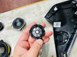 ランドローバー　純正　メリディアン　ツイーター　ウーハー　サブーハー　MERIDIAN ROVER DEFENDER ディフェンダー　ディスカバリー　スピーカー交換　音質　改善　音質向上　音質志向　ツイーター　サブウーハー  スコーカー　ミッドレンジ　ドアスピーカー　デッドニング　３インチ　２インチ　BLAM KICKER Audible Physics RAM2 RAM3 HOT WIRED ホットワイヤード　名古屋　レンジローバー　フリーランダー　イヴォーグ　RANAGE ROVER 純正ナビ　カーオーディオ　CarPlay ワイドレンジ　フルレンジ