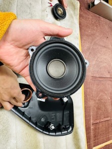 ランドローバー　センタースピーカー　純正　メリディアン　MERIDIAN ROVER DEFENDER ディフェンダー　ディスカバリー　スピーカー交換　音質　改善　音質向上　音質志向　ツイーター　サブウーハー  スコーカー　ミッドレンジ　ドアスピーカー　デッドニング　３インチ　２インチ　BLAM KICKER Audible Physics RAM2 RAM3 HOT WIRED ホットワイヤード　名古屋　レンジローバー　フリーランダー　イヴォーグ　RANAGE ROVER 純正ナビ　カーオーディオ　CarPlay ワイドレンジ　フルレンジ