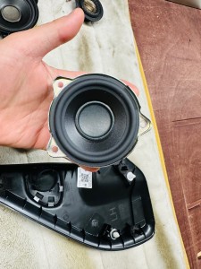 ランドローバー　純正　メリディアン　MERIDIAN ROVER DEFENDER ディフェンダー　ディスカバリー　スピーカー交換　音質　改善　音質向上　音質志向　ツイーター　サブウーハー  スコーカー　ミッドレンジ　ドアスピーカー　デッドニング　３インチ　２インチ　BLAM KICKER Audible Physics RAM2 RAM3 HOT WIRED ホットワイヤード　名古屋　レンジローバー　フリーランダー　イヴォーグ　RANAGE ROVER 純正ナビ　カーオーディオ　CarPlay ワイドレンジ　フルレンジ
