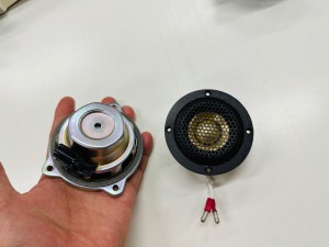 ランドローバー　純正　メリディアン　MERIDIAN ROVER DEFENDER ディフェンダー　ディスカバリー　スピーカー交換　音質　改善　音質向上　音質志向　ツイーター　サブウーハー  スコーカー　ミッドレンジ　ドアスピーカー　デッドニング　３インチ　２インチ　BLAM KICKER Audible Physics RAM2 RAM3 HOT WIRED ホットワイヤード　名古屋　レンジローバー　フリーランダー　イヴォーグ　RANAGE ROVER 純正ナビ　カーオーディオ　CarPlay ワイドレンジ　フルレンジ