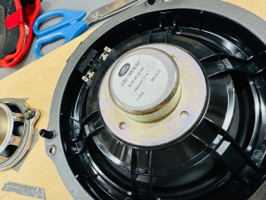 ランドローバー　純正　メリディアン　MERIDIAN ROVER DEFENDER ディフェンダー　ディスカバリー　スピーカー交換　音質　改善　音質向上　音質志向　ツイーター　サブウーハー  スコーカー　ミッドレンジ　ドアスピーカー　デッドニング　３インチ　２インチ　BLAM KICKER Audible Physics RAM2 RAM3 HOT WIRED ホットワイヤード　名古屋　レンジローバー　フリーランダー　イヴォーグ　RANAGE ROVER 純正ナビ　カーオーディオ　CarPlay ワイドレンジ　フルレンジ