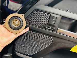 ランドローバー　純正　メリディアン　MERIDIAN ROVER DEFENDER ディフェンダー　ディスカバリー　スピーカー交換　音質　改善　音質向上　音質志向　ツイーター　サブウーハー  スコーカー　ミッドレンジ　ドアスピーカー　デッドニング　３インチ　２インチ　BLAM KICKER Audible Physics RAM2 RAM3 HOT WIRED ホットワイヤード　名古屋　レンジローバー　フリーランダー　イヴォーグ　RANAGE ROVER 純正ナビ　カーオーディオ　CarPlay
