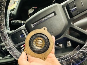 ランドローバー　純正　メリディアン　MERIDIAN ROVER DEFENDER ディフェンダー　ディスカバリー　スピーカー交換　音質　改善　音質向上　音質志向　ツイーター　サブウーハー  スコーカー　ミッドレンジ　ドアスピーカー　デッドニング　３インチ　２インチ　BLAM KICKER Audible Physics RAM2 RAM3 HOT WIRED ホットワイヤード　名古屋　レンジローバー　フリーランダー　イヴォーグ　RANAGE ROVER 純正ナビ　カーオーディオ　CarPlay ワイドレンジ　フルレンジ