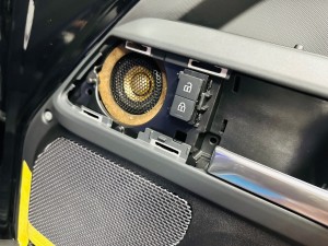 ランドローバー　純正　メリディアン　MERIDIAN ROVER DEFENDER ディフェンダー　ディスカバリー　スピーカー交換　音質　改善　音質向上　音質志向　ツイーター　サブウーハー  スコーカー　ミッドレンジ　ドアスピーカー　デッドニング　３インチ　２インチ　BLAM KICKER Audible Physics RAM2 RAM3 HOT WIRED ホットワイヤード　名古屋　レンジローバー　フリーランダー　イヴォーグ　RANAGE ROVER 純正ナビ　カーオーディオ　CarPlay ワイドレンジ　フルレンジ