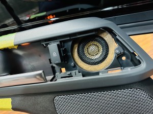 ランドローバー　純正　メリディアン　MERIDIAN ROVER DEFENDER ディフェンダー　ディスカバリー　スピーカー交換　音質　改善　音質向上　音質志向　ツイーター　サブウーハー  スコーカー　ミッドレンジ　ドアスピーカー　デッドニング　３インチ　２インチ　BLAM KICKER Audible Physics RAM2 RAM3 HOT WIRED ホットワイヤード　名古屋　レンジローバー　フリーランダー　イヴォーグ　RANAGE ROVER 純正ナビ　カーオーディオ　CarPlay