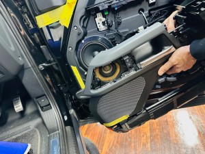 ランドローバー　純正　メリディアン　MERIDIAN ROVER DEFENDER ディフェンダー　ディスカバリー　スピーカー交換　音質　改善　音質向上　音質志向　ツイーター　サブウーハー  スコーカー　ミッドレンジ　ドアスピーカー　デッドニング　３インチ　２インチ　BLAM KICKER Audible Physics RAM2 RAM3 HOT WIRED ホットワイヤード　名古屋　レンジローバー　フリーランダー　イヴォーグ　RANAGE ROVER 純正ナビ　カーオーディオ　CarPlay