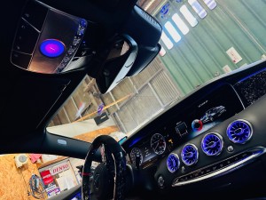ベンツ　3Dツイーター　ブルメスター BURMESTER W217 W223 W222 W231 W245 GLC W205 W206 アンビエントライト連動　アンビエントライト　トルネード　社外品　中華　後付け　サングラスホルダー　スピーカー　カーオーディオ　オーディオ　CarPlay 改造　HOT WIRED ホットワイヤード　名古屋