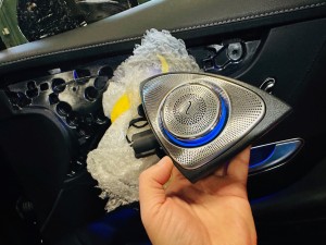 ベンツ　3Dツイーター　ブルメスター BURMESTER W217 W223 W222 W231 W245 GLC W205 W206 アンビエントライト連動　アンビエントライト　トルネード　社外品　中華　後付け　サングラスホルダー　スピーカー　カーオーディオ　オーディオ　CarPlay 改造　HOT WIRED ホットワイヤード　名古屋