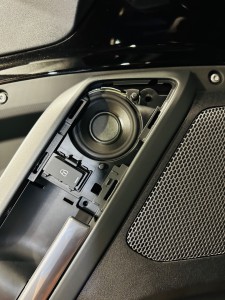 ローバー　ジャガー　純正　メリディアン　MERIDIAN スピーカー　交換　センタースピーカー スコーカー　ドアスピーカー オーディオ　カーオーディオ　音質　向上　改善　ツイーター　高音　低音　中音　純正メリディアン　ローバー純正　ディフェンダー　レンジローバー　ランドローバー　イボーグ　フリーランダー　ディスカバリー　ジャガー純正　ウーハー　ツイーター　センタースピーカー　HOT WIRED ホットワイヤード　名古屋　ワイドレンジドライバー　フルレンジスピーカー　8センチ　３インチ　２インチ　6センチ　カーオーディオ専門店　インナーバッフル　通販