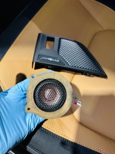 ローバー　ジャガー　純正　メリディアン　MERIDIAN スピーカー　交換　センタースピーカー スコーカー　ドアスピーカー オーディオ　カーオーディオ　音質　向上　改善　ツイーター　高音　低音　中音　純正メリディアン　ローバー純正　ディフェンダー　レンジローバー　ランドローバー　イボーグ　フリーランダー　ディスカバリー　ジャガー純正　ウーハー　ツイーター　センタースピーカー　HOT WIRED ホットワイヤード　名古屋　ワイドレンジドライバー　フルレンジスピーカー　8センチ　３インチ　２インチ　6センチ　カーオーディオ専門店　インナーバッフル　通販