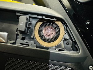 ローバー　ジャガー　純正　メリディアン　MERIDIAN スピーカー　交換　センタースピーカー スコーカー　ドアスピーカー オーディオ　カーオーディオ　音質　向上　改善　ツイーター　高音　低音　中音　純正メリディアン　ローバー純正　ディフェンダー　レンジローバー　ランドローバー　イボーグ　フリーランダー　ディスカバリー　ジャガー純正　ウーハー　ツイーター　センタースピーカー　HOT WIRED ホットワイヤード　名古屋　ワイドレンジドライバー　フルレンジスピーカー　8センチ　３インチ　２インチ　6センチ　カーオーディオ専門店