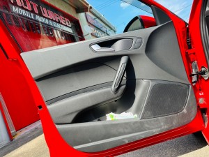 AUDI アウディ　スピーカー交換　ツイーター交換　ミッドレンジ　スコーカー　センタースピーカー　ボーズサウンド ボーズなし　ボーズレス　BOSE サブウーハー A1 S3 Q3 A3 ワイヤレス　CarPlay カーオーディオ　カープレイ　後付け　Android Auto ミラーリング　純正ナビ