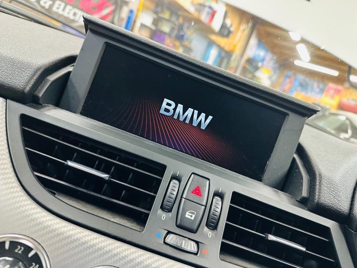 BMW純正ナビの修理と地図データ更新の方法：電源が落ちる、勝手に再起動する、ナビがグレーアウトなど