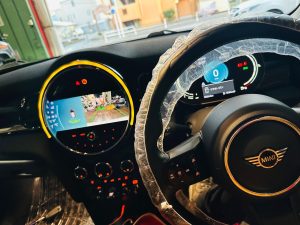 bmw mini benz cooper ミニ　純正ナビ　iDrive アイドライブ　bmw純正　CarPlay カープレイ　後付け　ワイヤレス　ナビなし　テレビ　コーディング　カープレイ有効化　nbt evo id5 id6 id7 id8 名古屋　ホットワイヤード　iPhone スマホ　Googleマップ　スピーカー交換　ドアスピーカー　FX-101　Bluetooth　バックカメラ