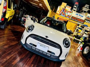 bmw mini benz cooper ミニ　純正ナビ　iDrive アイドライブ　bmw純正　CarPlay カープレイ　後付け　ワイヤレス　ナビなし　テレビ　コーディング　カープレイ有効化　nbt evo id5 id6 id7 id8 名古屋　ホットワイヤード　iPhone スマホ　Googleマップ　スピーカー交換　ドアスピーカー　FX-101