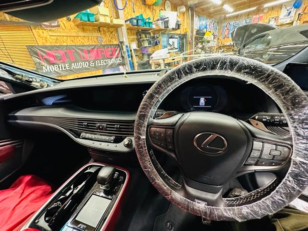 LEXUS LS500 レクサス純正 Mark Levinsonの音質向上を実現するためのスピーカー交換のご紹介:センタースピーカーとダッシュボード上両サイドのスピーカーをアップグレードする。
