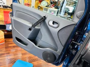 カングー　スピーカー交換　カーオーディオ　kangoo ルノー　renault 音質向上　ドアスピーカー　ツイーター　埋込　アンドロイドナビ　デッドニング　断熱　遮熱　防音　防振　静音　調音　整音　インナーバッフル　アウターバッフル　ツイーター埋込　セパレート 2way Mercury Car Audio マーキュリーカーオーディオ ホットワイヤード　名古屋　カーオーディオ専門店　でカングー