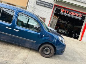 カングー　スピーカー交換　カーオーディオ　kangoo ルノー　renault 音質向上　ドアスピーカー　ツイーター　埋込　アンドロイドナビ　デッドニング　断熱　遮熱　防音　防振　静音　調音　整音　インナーバッフル　アウターバッフル　ツイーター埋込　セパレート 2way Mercury Car Audio マーキュリーカーオーディオ ホットワイヤード　名古屋　カーオーディオ専門店　でカングー