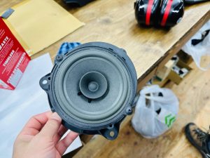 カングー　スピーカー交換　カーオーディオ　kangoo ルノー　renault 音質向上　ドアスピーカー　ツイーター　埋込　アンドロイドナビ　デッドニング　断熱　遮熱　防音　防振　静音　調音　整音　インナーバッフル　アウターバッフル　ツイーター埋込　セパレート 2way Mercury Car Audio マーキュリーカーオーディオ ホットワイヤード　名古屋　カーオーディオ専門店　でカングー