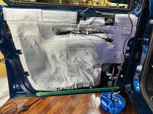 カングー　スピーカー交換　カーオーディオ　kangoo ルノー　renault 音質向上　ドアスピーカー　ツイーター　埋込　アンドロイドナビ　デッドニング　断熱　遮熱　防音　防振　静音　調音　整音　インナーバッフル　アウターバッフル　ツイーター埋込　セパレート 2way Mercury Car Audio マーキュリーカーオーディオ ホットワイヤード　名古屋　カーオーディオ専門店　でカングー　断熱材　エアコンの効き