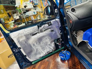 カングー　スピーカー交換　カーオーディオ　kangoo ルノー　renault 音質向上　ドアスピーカー　ツイーター　埋込　アンドロイドナビ　デッドニング　断熱　遮熱　防音　防振　静音　調音　整音　インナーバッフル　アウターバッフル　ツイーター埋込　セパレート 2way Mercury Car Audio マーキュリーカーオーディオ ホットワイヤード　名古屋　カーオーディオ専門店　でカングー　断熱材　エアコンの効き