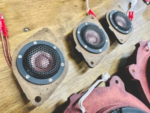 40系　ヴェルファイア　アルファード　アルヴェル　カーオーディオ　スピーカー交換　音質向上　センタースピーカー　ダッシュボード　インパネ　ミッドレンジ　jbl 8スピーカー　10スピーカー　15スピーカー　音質向上　スピーカー交換　ツイーター　コアキシャル　ウーハー　サブウーハー　音調整　dsp イコライザー　カーオーディオ専門店　alphard velfire 40 30 HOT WIRED FX-101 FORMULA-X Audible Physics　Mercury Car Audio ce-165