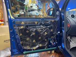 カングー　スピーカー交換　カーオーディオ　kangoo ルノー　renault 音質向上　ドアスピーカー　ツイーター　埋込　アンドロイドナビ　デッドニング　断熱　遮熱　防音　防振　静音　調音　整音　インナーバッフル　アウターバッフル　ツイーター埋込　セパレート 2way Mercury Car Audio マーキュリーカーオーディオ ホットワイヤード　名古屋　カーオーディオ専門店　でカングー　断熱材　エアコンの効き
