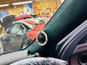 レクサス純正　マークレビンソン　マクレビ　mark levinson 高音　低音　ツイーター　ツイーター取付　ツイーター追加　センタースピーカー　音質向上　曇った高音　高音再生　HOT WIRED カーオーディオ　CarPlay カーオーディオ専門店　aピラー　ツイーター埋込　埋め込み　加工