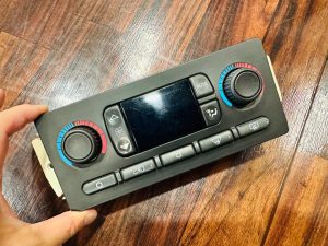 ハマー　h2 hummer エアコン修理　エアコン　acコントロール　ブレンドドア　ブレンディングドア　アクチュエーター　モーター　エバポレーター　ドライヤー　コンプレッサー　エアコンガス　真空引き　ヒーター　デフ　タイロッド　エアコンパネル　温度表示　暗電流　