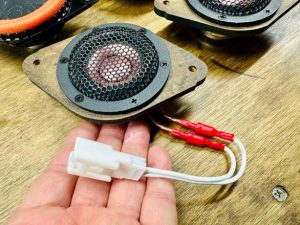 トヨタ純正JBL JBL 純正jbl スピーカー交換　インパネ　ワイドディスパージョン　unity ミッドレンジ　ツイーター　ワイドレンジドライバ　2インチ　ミッドハイ　ツイドラー　センターチャンネル　センタースピーカー　ダッシュ　コアキシャル　3インチ　インピーダンス　抵抗値　位相　フェーズ　音質向上　カーオーディオ 　音質改善　カーオーディオ専門店　名古屋　ホットワイヤード　カムリ　トランク