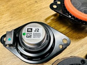 トヨタ純正JBL JBL 純正jbl スピーカー交換　インパネ　ワイドディスパージョン　unity ミッドレンジ　ツイーター　ワイドレンジドライバ　2インチ　ミッドハイ　ツイドラー　センターチャンネル　センタースピーカー　ダッシュ　コアキシャル　3インチ　インピーダンス　抵抗値　位相　フェーズ　音質向上　カーオーディオ 　音質改善　カーオーディオ専門店　名古屋　ホットワイヤード　カムリ　トランク